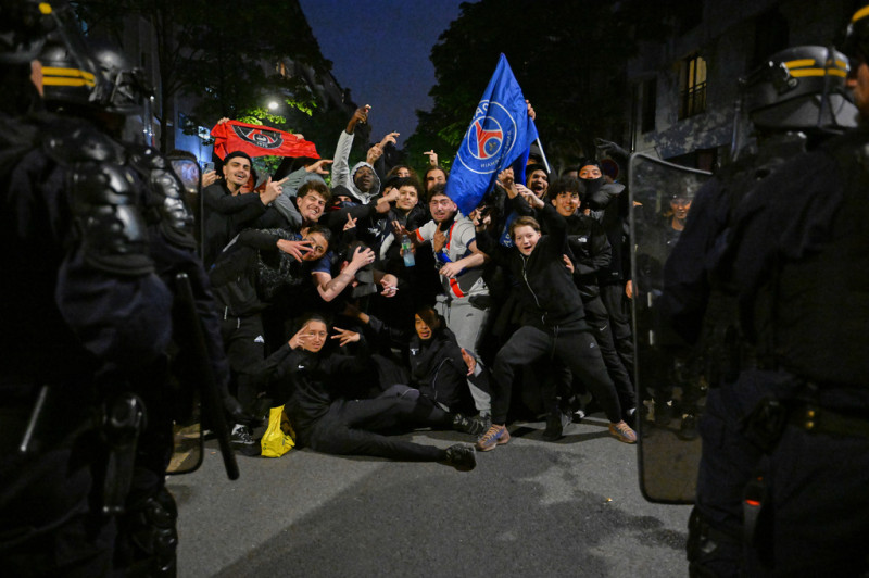 Χάος στο Παρίσι! Απόπειρα επίθεσης σε αστυνομικό τμήμα - Δεκάδες συλλήψεις