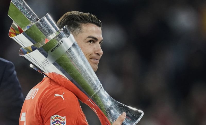 O Kριστιάνο Ρονάλντο με το τρόπαιο του Νations League