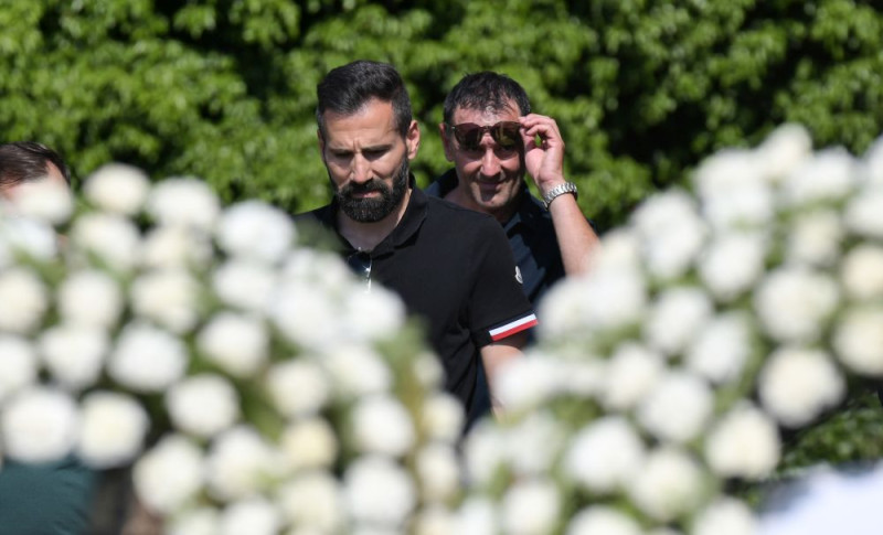 O Δημήτρης Σιόβας στην κηδεία του Παρασκευά Άντζα