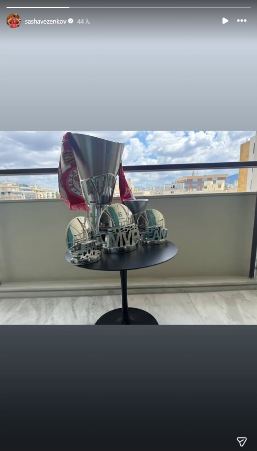 Ανάρτηση Βεζένκοφ με... τραπεζάκι και την κούπα της Euroleague