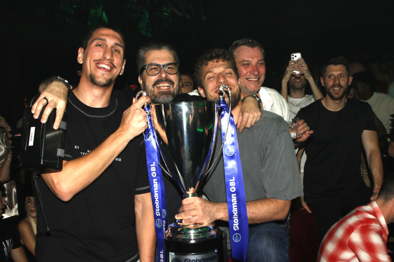 Γλέντησε στη Λιόλιου το 16ο πρωτάθλημα ο Ολυμπιακός - Δείτε ΦΩΤΟ