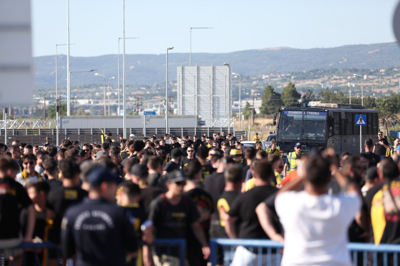 LIVE BINTEO: Χιλιάδες οπαδοί του Άρη στο αεροδρόμιο για τον Σπανούλη 
