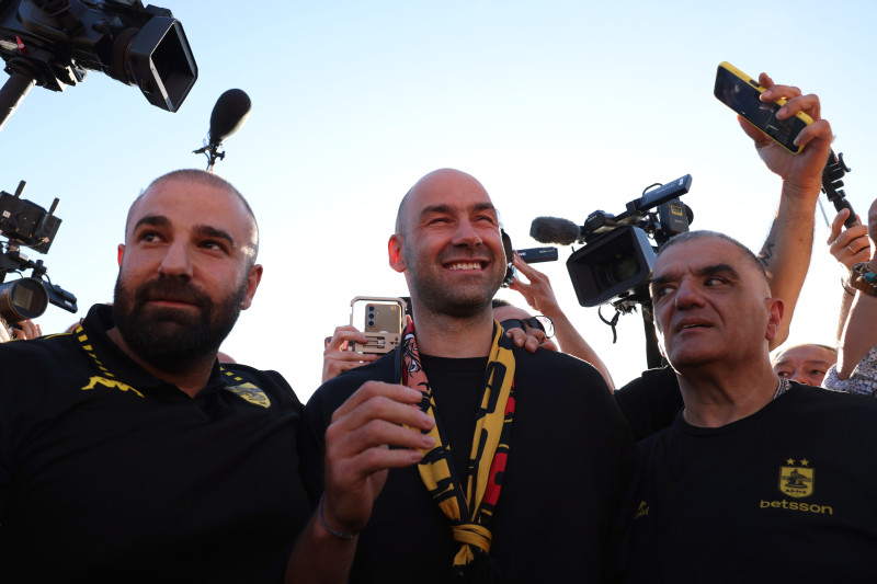 "Λαοθάλασσα" στο αεροδρόμιο για Σπανούλη - "Κάνε τον Άρη αυτοκράτορα ξανά"!