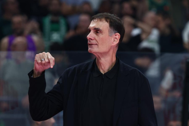 Απάντησε με χειρονομία σε υβριστικό σύνθημα στο ΟΑΚΑ ο Μπαρτζώκας (ΒΙΝΤΕΟ)