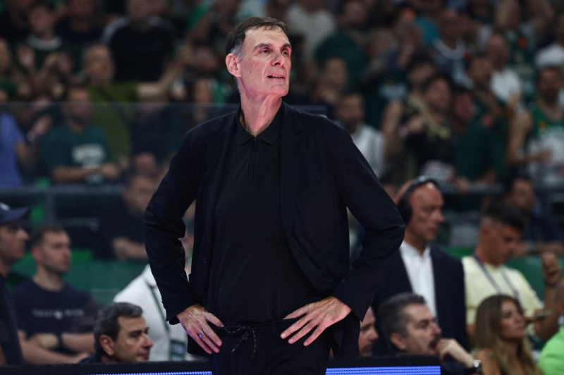 Απάντησε με χειρονομία σε υβριστικό σύνθημα στο ΟΑΚΑ ο Μπαρτζώκας (ΒΙΝΤΕΟ)