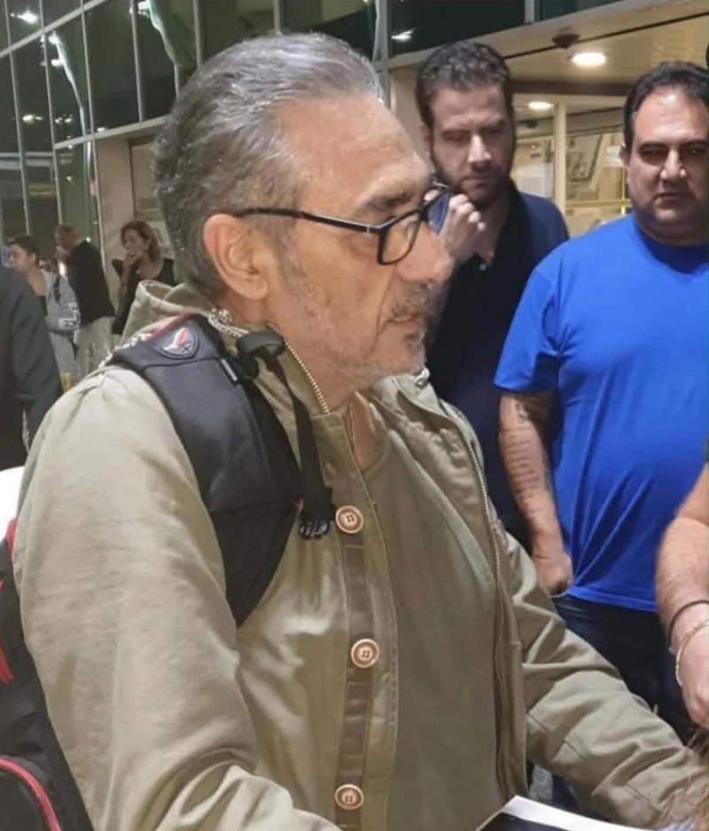 Αγνώριστος σήμερα ο Νότης Σφακιανάκης: Γκρίζα μαλλιά και γυαλιά πρεσβυωπίας