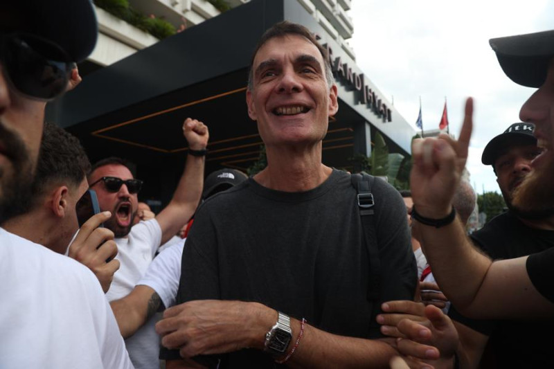 Παράνοια έξω από το ξενοδοχείο του Ολυμπιακού! Αποθέωση των παικτών