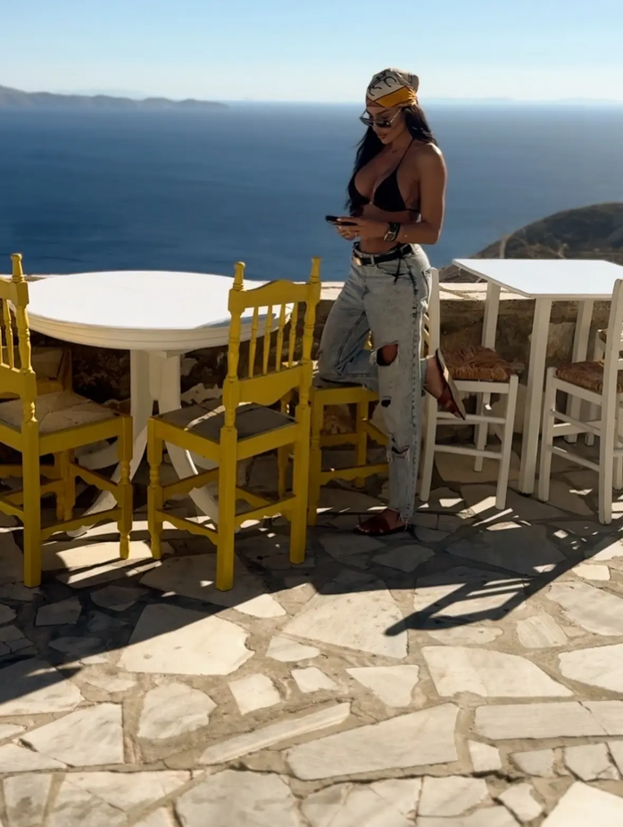 Μαμά τριών παιδιών αναστάτωσε την Τήνο με τα μικροσκοπικά της μαγιό! (ΦΩΤΟ)
