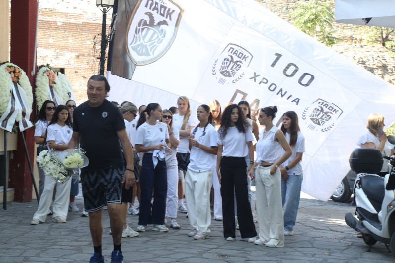 Θεσσαλονίκη: “Βαρύ” το κλίμα στην κηδεία της 15χρονης αθλήτριας του ΠΑΟΚ