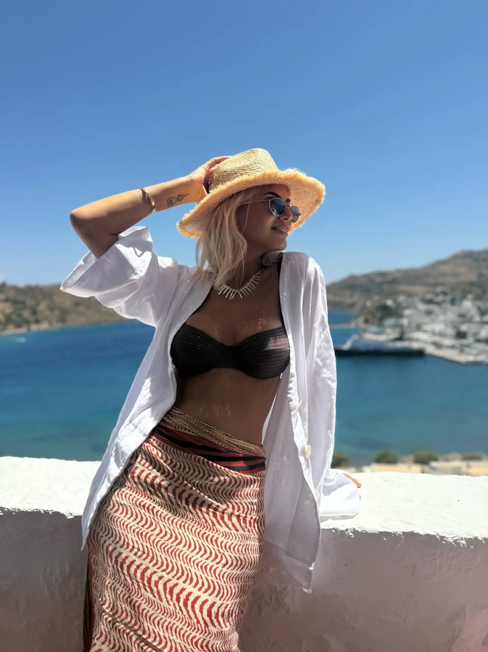 Λίγο πριν τα 50 γνωστή Ελληνίδα πόζαρε με μπικίνι στην Πάτμο-Κούκλα! (ΦΩΤΟ)