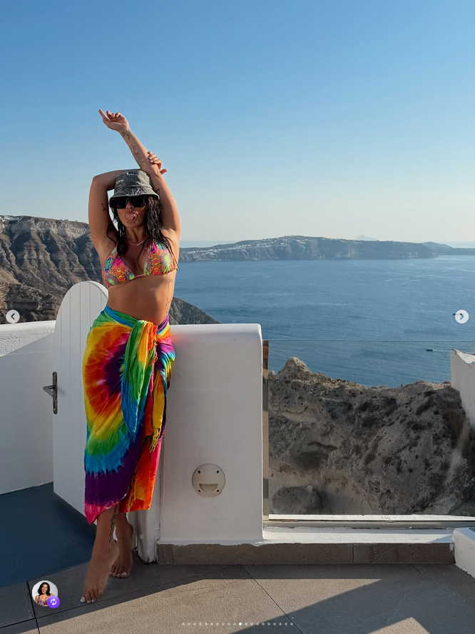 Εντυπωσιακή και... ζουμερή: Η Κόνι Μεταξά εντυπωσιάζει με μαγιό (ΦΩΤΟ)