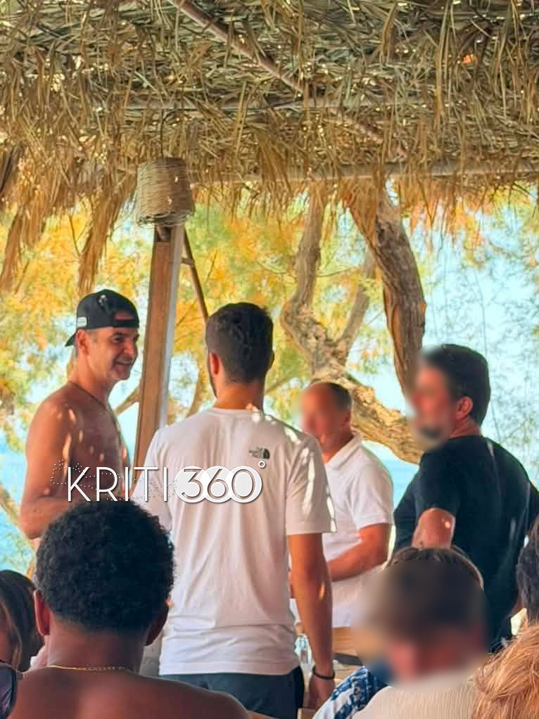 Καλοκαιρινός Μητσοτάκης: Με μαγιό, χωρίς μπλούζα και ανάποδο καπέλο (ΦΩΤΟ)