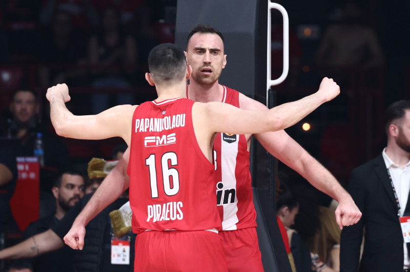 Αλλάζει θέση και ρόλο ο Παπανικολάου στον Ολυμπιακό - Αγωνία για Μιλουτίνοφ