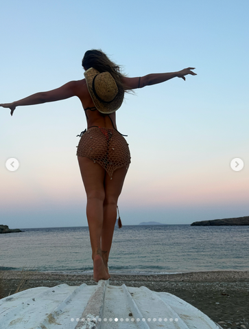 Διάσημη Ελληνίδα τραγουδίστρια ανέβασε αποκαλυπτική φωτογραφία χωρίς ρούχα!
