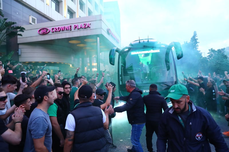 Τρελαμένοι για διπλό στο Φάληρο οι οπαδοί του ΠΑΟ - Χαμός στο ξενοδοχείο!
