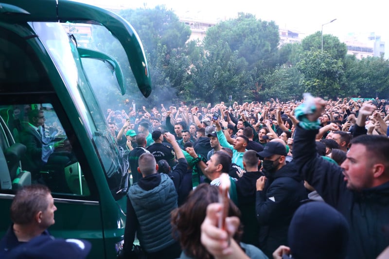 Τρελαμένοι για διπλό στο Φάληρο οι οπαδοί του ΠΑΟ - Χαμός στο ξενοδοχείο!