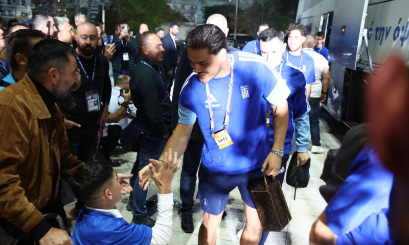 Oι παίκτες της Εθνικής χαιρετούν τον κόσμο πριν το ματς με την Ολλανδία