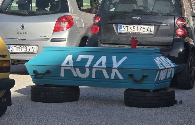 Σοκ πριν το Χάιντουκ – Άγιαξ: Ναζιστικά συνθήματα και φέρετρο! (VID)