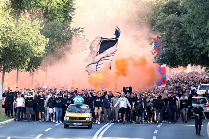 Σοκ πριν το Χάιντουκ – Άγιαξ: Ναζιστικά συνθήματα και φέρετρο! (VID)